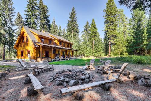Cle Elum Casa | Cle Elum Mountain Cabin with Hot Tub and Hiking!