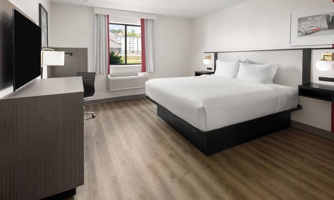 York Hotel | Clean 1 King-Bed Room in York just off I-83 Hershey