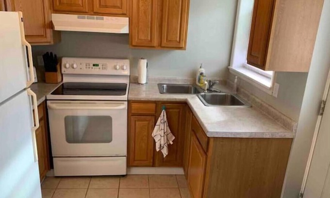 Lansing Apartamento | Clean 3 bedroom apartment in safe neighborhood