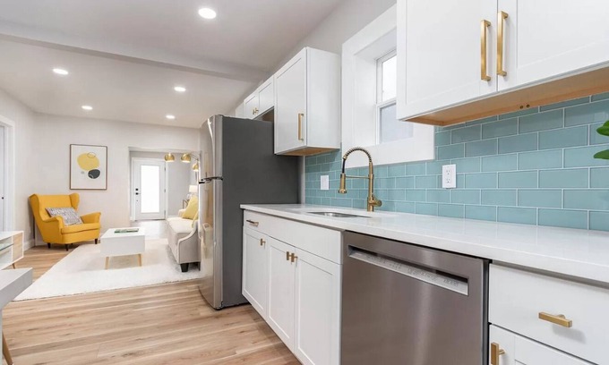 Pueblo Apartamento | Clean 3-BR, Pet Friendly, 5 mins to Riverwalk, Free WiFi