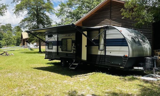 Middleburg Casa | Clean 30’ Travel Trailer on a small 5 acre farm. Bring the kids, room for 7!