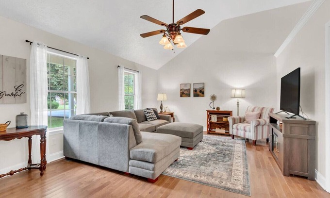 Spring Hill Casa | Clean 3BR · Quiet Block · Backyard with Hoop