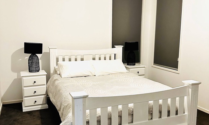 Melbourne Apartamento | Clean and airy house in a family friendly neighbourhood. Home office available.