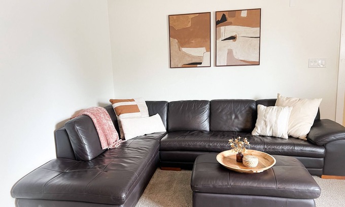 Eugene Casa | Clean and comfortable 2-bedroom house with AC, WiFi in central Eugene location.