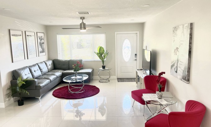 North Andrews Gardens Casa | Clean and modern 2BR/2Bath Jacuzzi home, beautiful Patio, minutes from the beach