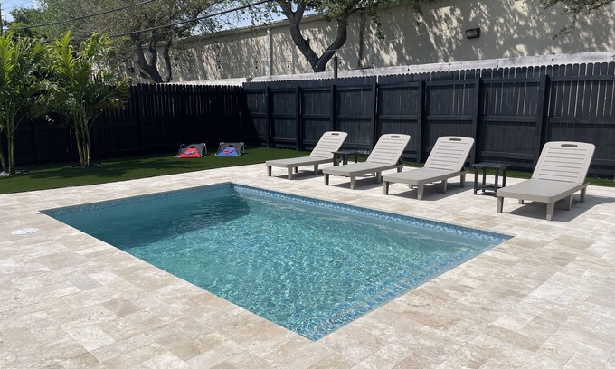 North Andrews Gardens Casa | Clean and modern 2/2 pool home, only 7 min. to beach, walking distance to shops