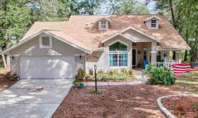 Dunnellon Casa | Clean and modern home, sparkling heated pool, near river