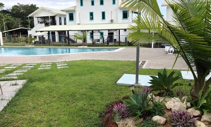 Esterillos Este Condominio | Condominio limpio y seguro, a solo pasos del océano con piscina y cerca de todo