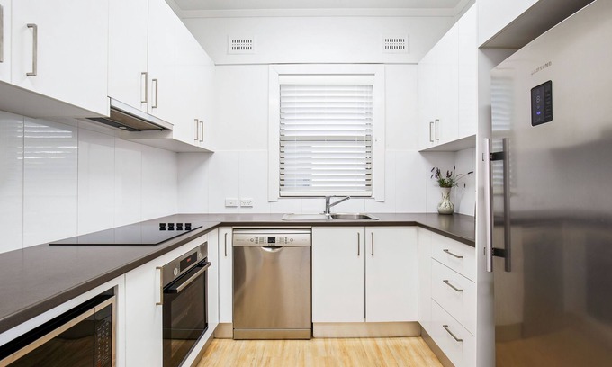 Warabrook Casa | Clean and stylish 3-bedroom art deco home in wide, tree-lined street