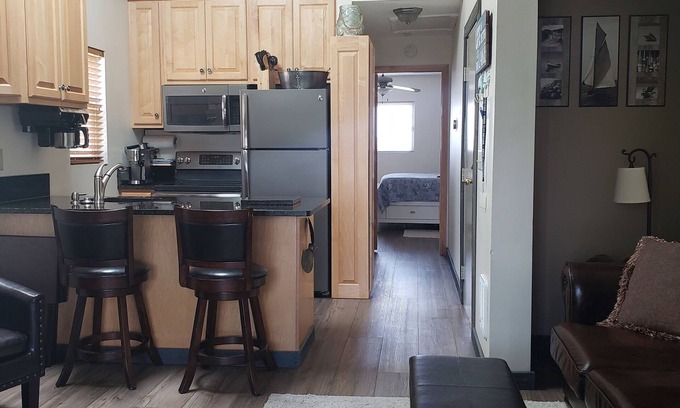 Oak Harbor Condominio | Clean, beautiful condo by Lake Erie! Perfect getaway for a family of four.
