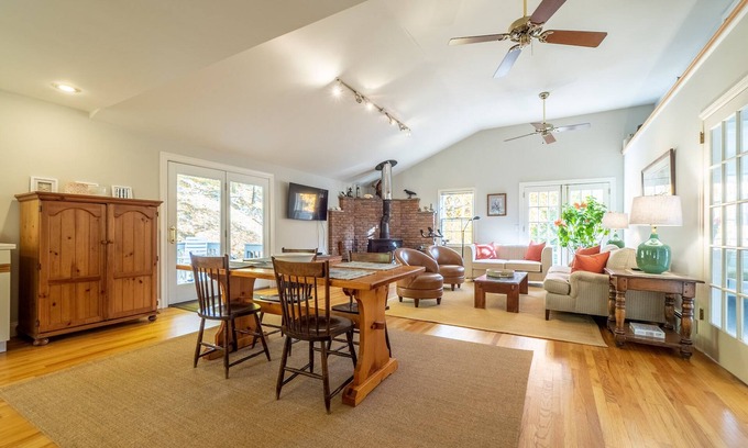 Southbury Cabaña | Clean & Bright 2 Bedroom Cottage shares 8 Acres