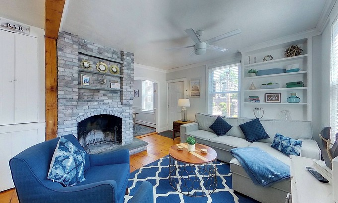 Off Broadway Cabaña | Clean & Bright historic cottage steps from the Broadway Restaurant District!
