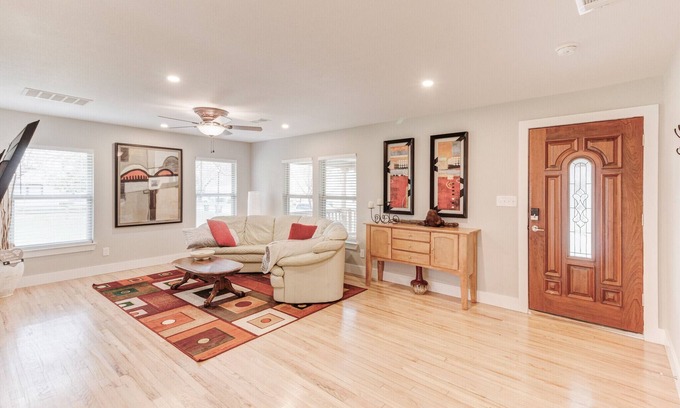 Central Arlington Casa | "Clean! CLEAN! !! Comfy! ! COMFORTABLE!!! ! BEST PLACE EVER!" FIVE STARS!!