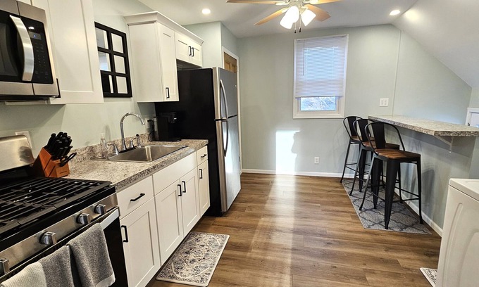 La Porte Apartamento | Cozy 2-Bedroom Apartment in Downtown LaPorte