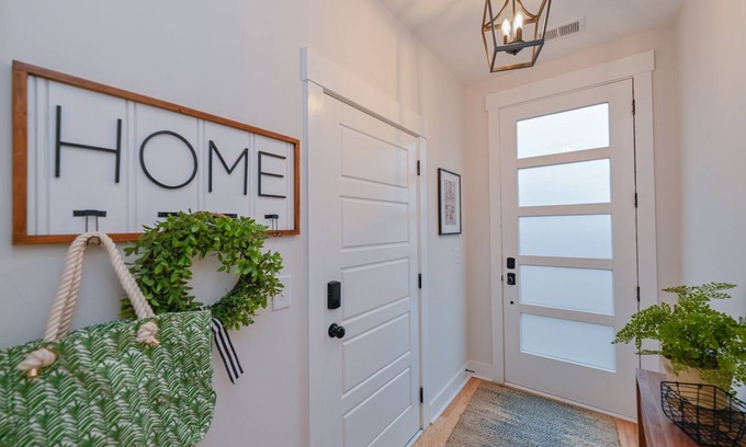 Hampton-Pinckney Historic District Casa | Clean & Comfortable - Walk to Downtown Greenville - Premier Host - Free Parking