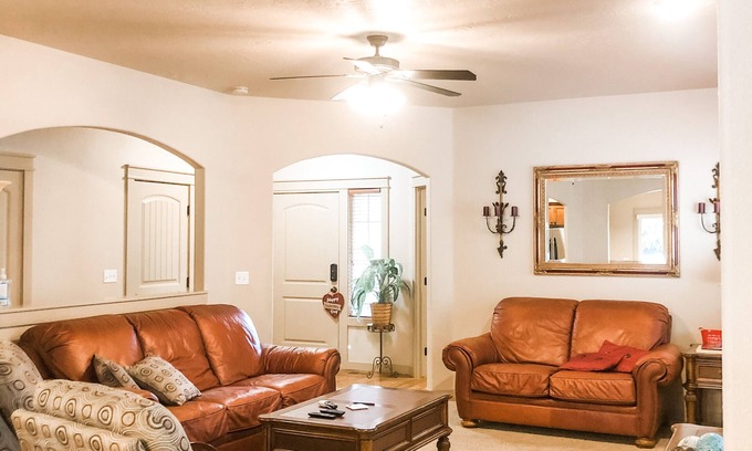Meridian Casa | Clean, Comfy, and Cozy Near Everything! (Family and Dogs Friendly:)