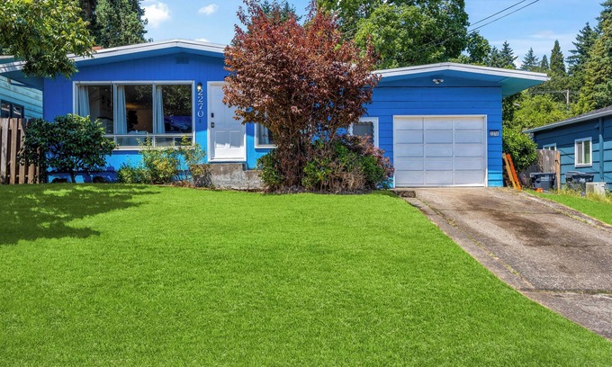 Western Casa | Clean Comfy House with Hot Tub, Pool Table, & BBQ