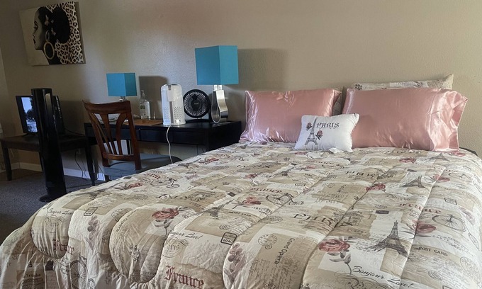 Carmichael Casa | Clean Comfy Studio