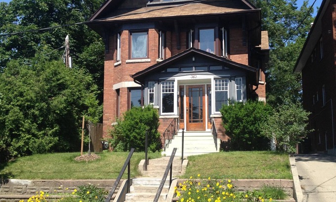 West Bend Apartamento | Clean, cozy, 1-bedroom basement apartment: 4-month rental, 2nd semester.