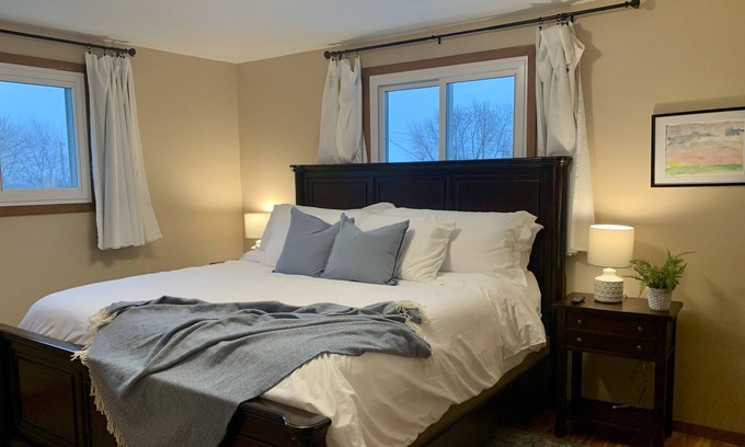 Sioux Falls Casa | Clean & Cozy 2 Bedroom w/ King Bed on the East Side