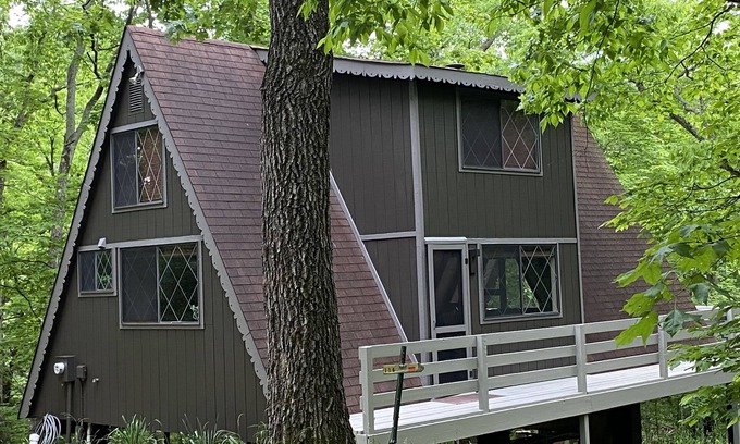 Innsbrook Casa | Clean & Cozy Chalet in a Relaxing Wooded Scene. Stay & Find Your “Missing Peace”