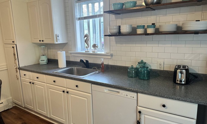 Old Orchard Beach Cabaña | Clean cozy cottage 1 mile from beach.
