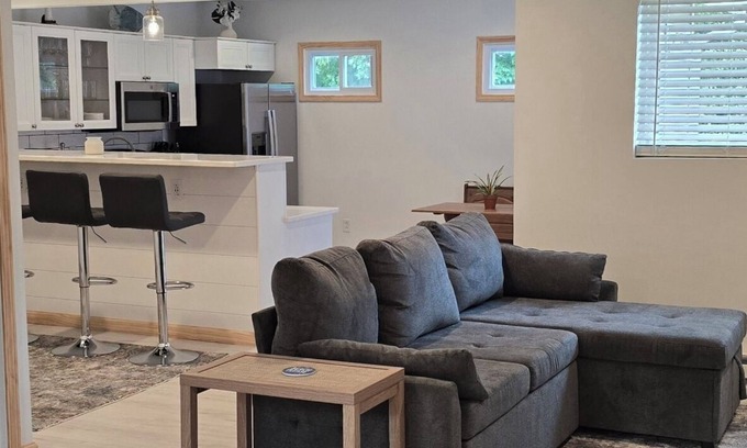 Geneva Cabaña | Clean & Cozy Cottage - Lake Views + Private Hot Tub