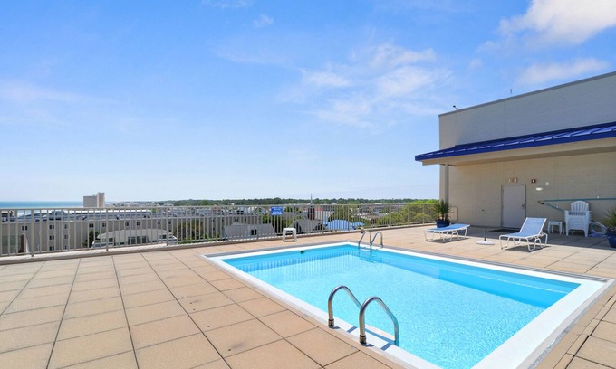 Rehoboth Beach Condominio | Clean/Cute Efficiency Ocean Views w/ Pool & Parking