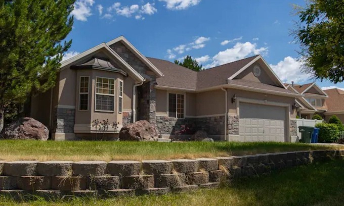West Valley City Casa | Clean, Family Friendly, Spacious, Comfy Mattress, All 3 King Beds