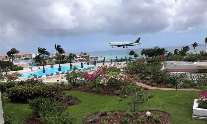 Maho Condominio | Bendecido por haber sobrevivido IRMA ~ Ubicado en las hermosas arenas blancas de la bahía de Maho