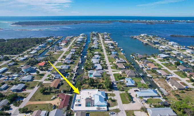 Grove City Casa | CLEAN,Great Location,Dockage Available,HEATED Pool,3 Units, HUGE Back yard.