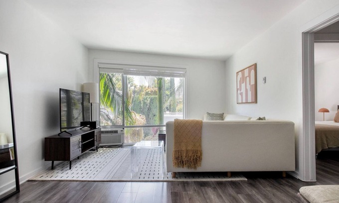 Miracle Mile Apartamento | Clean Mid-Wilshire 1BR w/ Pool, near Restaurants & Shops, by Blueground