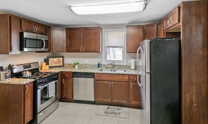 Libertyville Apartamento | Clean & Modern Apt DT Libertyville near Naval Base