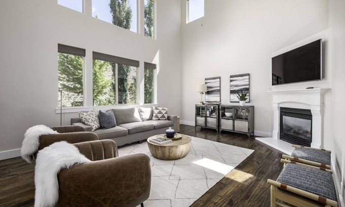 Cedar Hills Casa | Clean, modern, golf course home w/ incredible mtn views, close to hike/golf/ski.