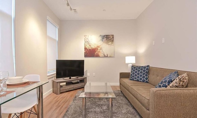 Central-Maverick Square - Paris Street Casa | Clean + Modern Studio | Full Kitchen | Travel Nurse Friendly | by GLS