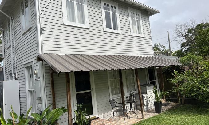East Carrollton Casa | Clean/no smells. Seven blocks to antique New Orleans street car to Quarter.