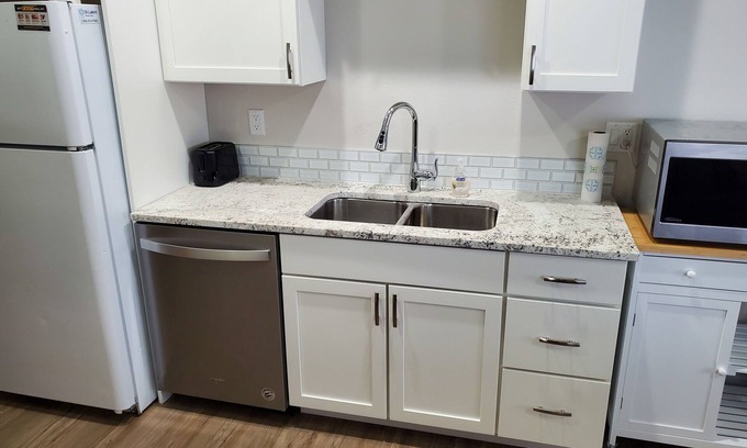 Jerome Apartamento | Clean, private entrance, easy check-in and out(door code).2.3 miles from Walmart