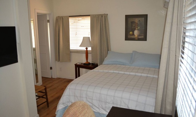 Camelback East Casa | Clean, Private Guestroom and Bath - Near Biltmore