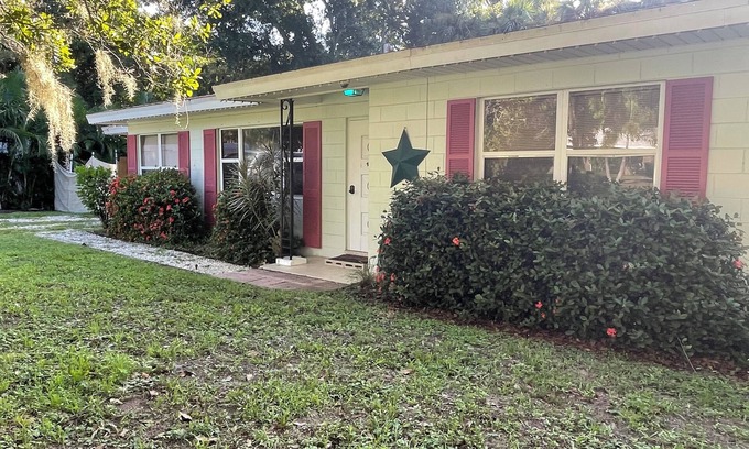 Vero Beach South Casa | Clean quiet safe Charming 2-bedroom house in beautiful Vero Beach Florida