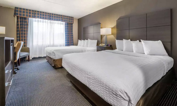 New Cumberland Casa | Clean room with bath close to the State Capital