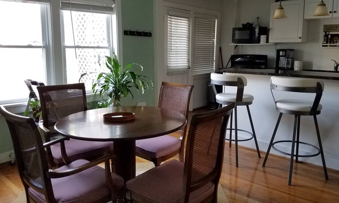 Country Club Plaza Area Condominio | Clean, Safe, & Ultimate Kansas City Location! Great for traveling nurse/couples