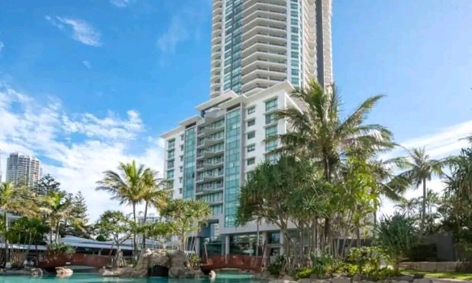 Surfers Paradise Casa | Clean & Savvy Hotel room at Mantra Crown Towers Surfers Paradise - 11am Check-In