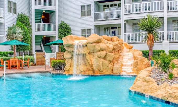 Northeast Virginia Beach Complejo | Clean & Spacious 3 Great Units! Private Porches, Kitchens, One Block from Beach