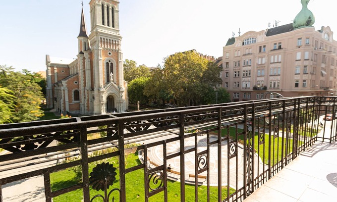 Belso-Ferencvaros Apartamento | Amplio apartamento de lujo con balcón con vistas hermosa plaza de la iglesia