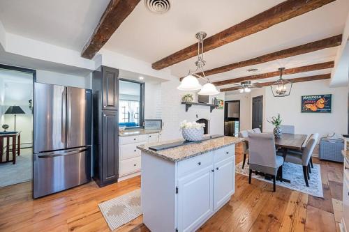 Reisterstown Casa | Clean & Spacious Modern Farmhouse