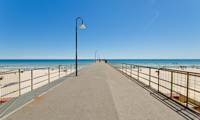 Glenelg Apartamento | Encantadora y espaciosa unidad de 2 dormitorios en el vibrante barrio residencial de Glenelg