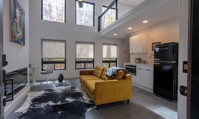 Cookeville Cabina | **Cleaning Fee Included** Mini modern cabin nestled in the peaceful hills between Jackson and Putnam County, minutes away from CUMMINS FALLS STATE PARK. Designed for comfort and style, this vacation rental seamlessly blends modern charm with wooded s