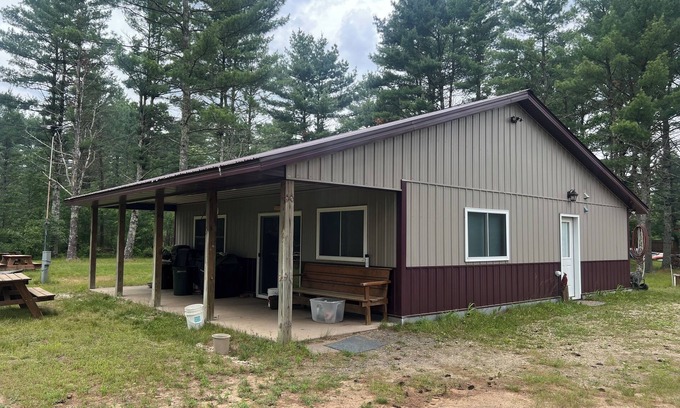 Black River Falls Cabina | Clear Creek Cabin- 10 acres of privacy, Pond, Creek, Pet Friendly