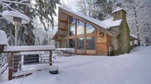 Rhododendron Casa | Clear Creek Cabin - Meredith Lodging