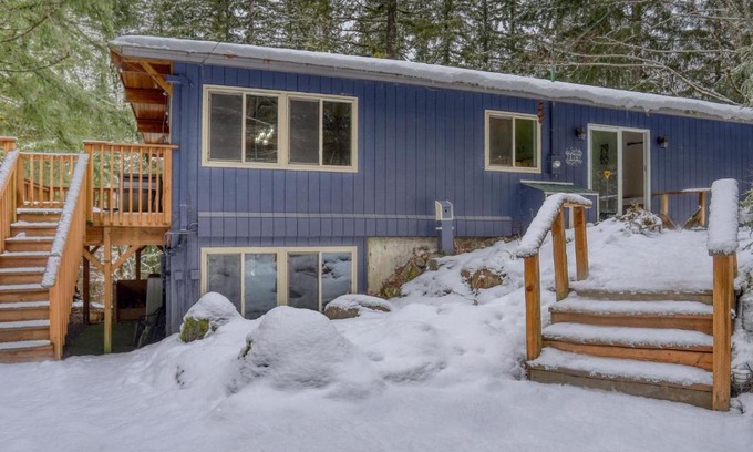 Rhododendron Casa | Clear Creek Mt Hood Retreat - Meredith Lodging